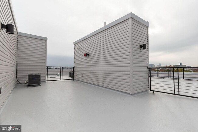 Building Photo - 304 Master St