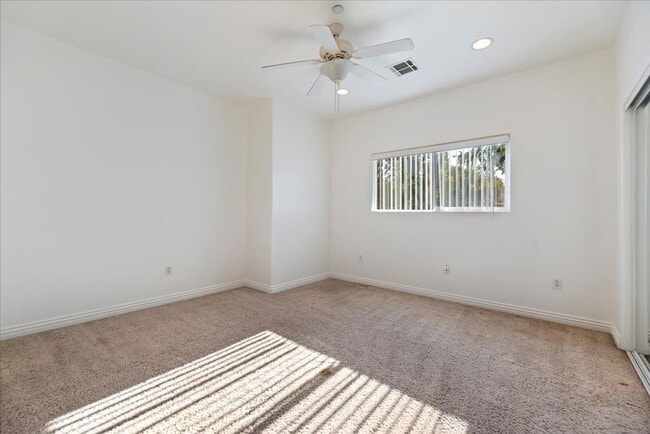 Building Photo - 637 N Fairview St