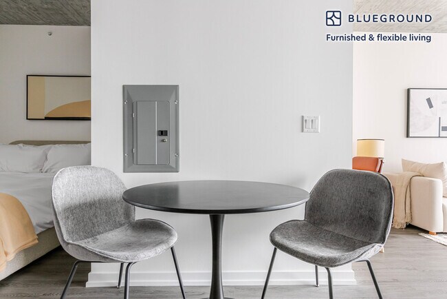 Building Photo - 460 W Chicago Ave