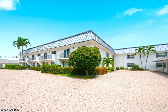 Building Photo - 333 Harbour Dr