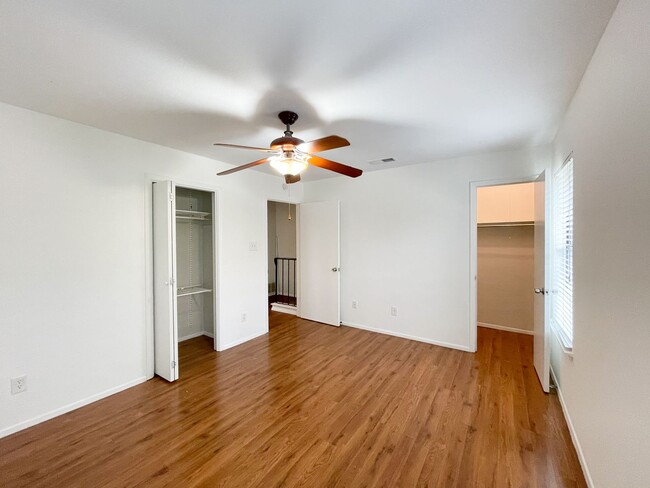 Building Photo - Stunning 2 Bedrooms, 1.5 Bathrooms Condo i...