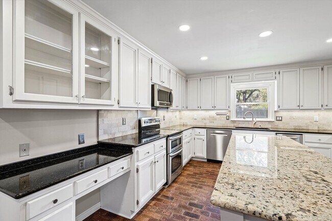 Building Photo - Spacious 4 Bedroom in Desirable Hickory Ridge