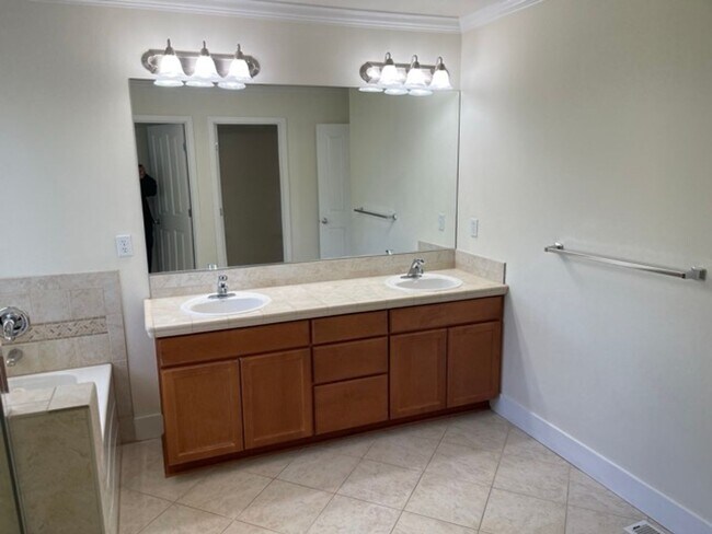 Building Photo - Extremely Spacious 5BD/3BTH Home For Lease...