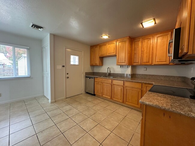 Building Photo - Great Location near McKinley Park!