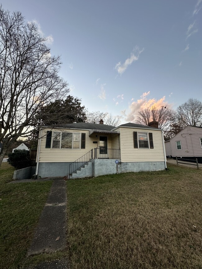 Building Photo - 717 Melrose Ave