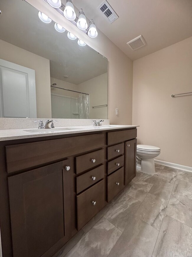 Building Photo - 3BR 2.5BA Townhome