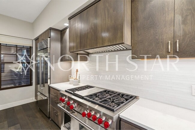 Building Photo - Luxury Living in the Heart of Lake Oswego: Stylish 3-Story Townhouse