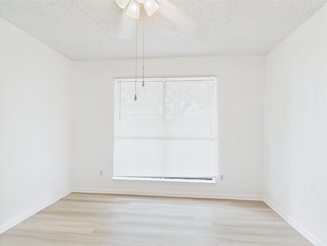 Building Photo - 913 Mayfield Dr