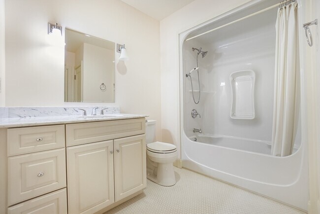 Building Photo - 116-128-128 Rantoul St