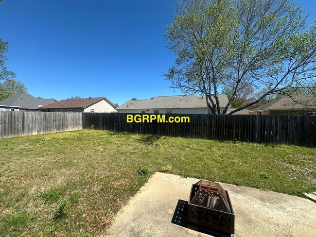 Building Photo - 3 Bed 2 Bath