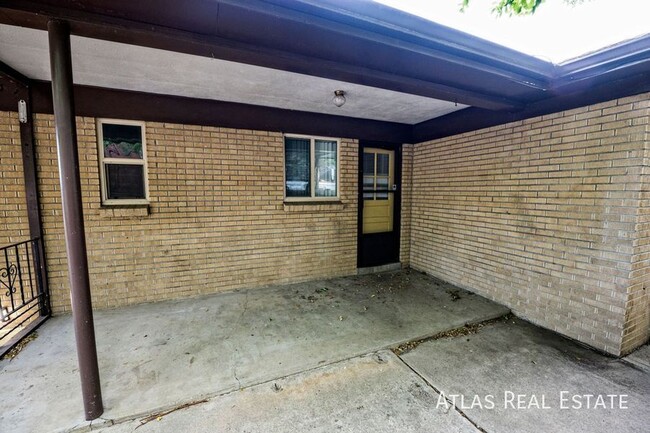 Building Photo - Lovely 3 Bedroom 1 Bathroom Available on o...