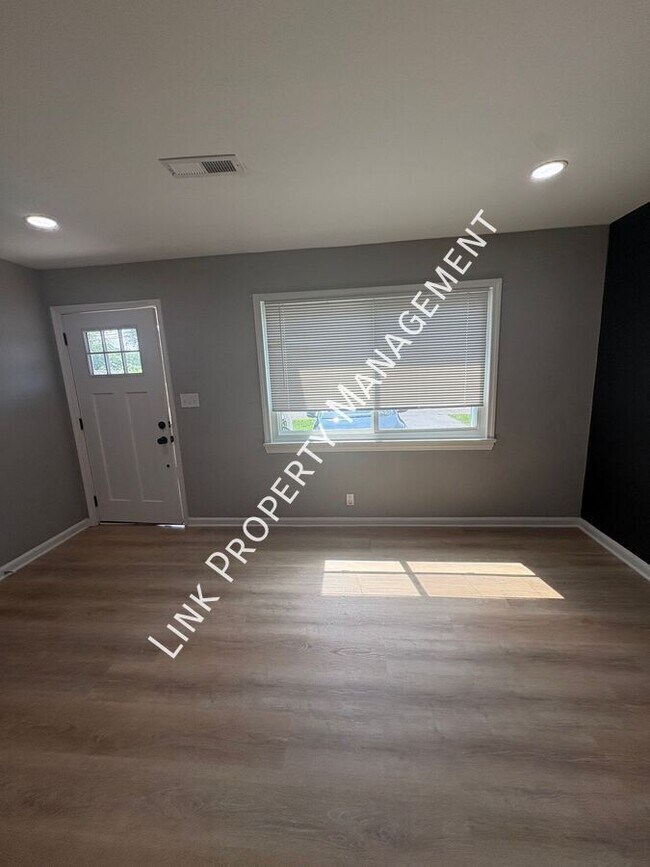 Building Photo - 123 Sequoia Dr