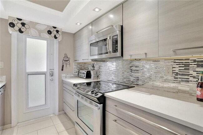 Building Photo - 505 N Riverside Dr