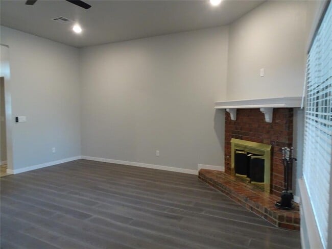 Building Photo - 8412 Pinewood Dr