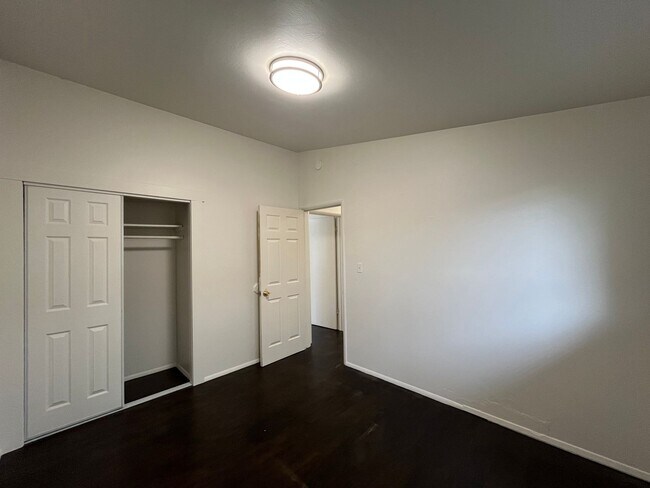 Building Photo - Three Bedroom House