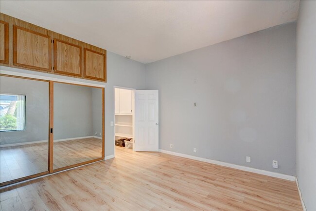 Building Photo - 1 Bedroom Condo in the UTC Area! Remodeled...