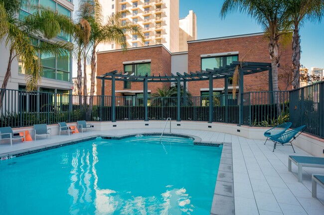 Building Photo - Stunning Legend Condo with Huge Patio Look...