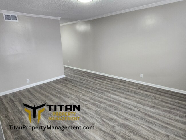 Building Photo - 2 bed/1 bath Townhouse