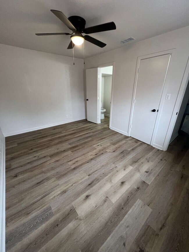 Building Photo - 4-bedroom, 1.5-bathroom rent house located...