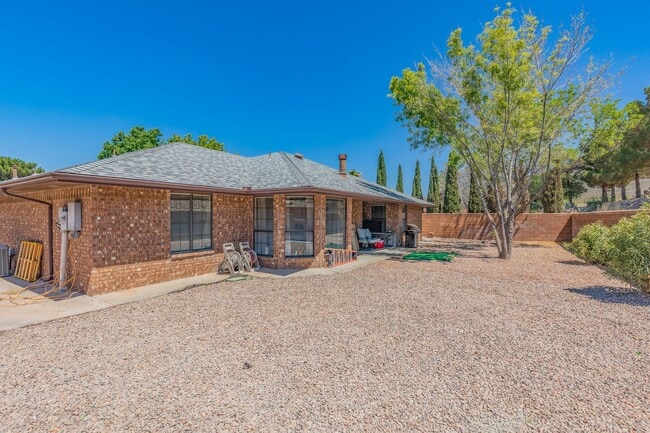 Building Photo - Beautiful 4 Bedroom 2 Bath Home!