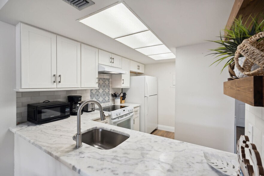 Building Photo - 600 Neapolitan Way