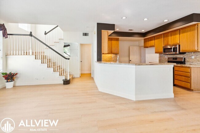 Building Photo - Gorgeous 2 Bed, 2.5 Bath End-Unit Home Available NOW in Aliso Viejo!