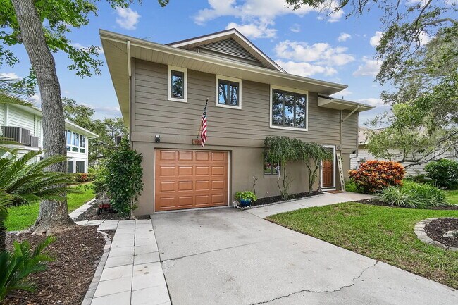 Building Photo - "Charming 3-Bed, 2-Bath Oasis at 1011a Sou...