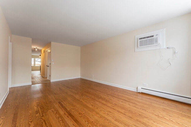 Building Photo - 6031 W Addison St