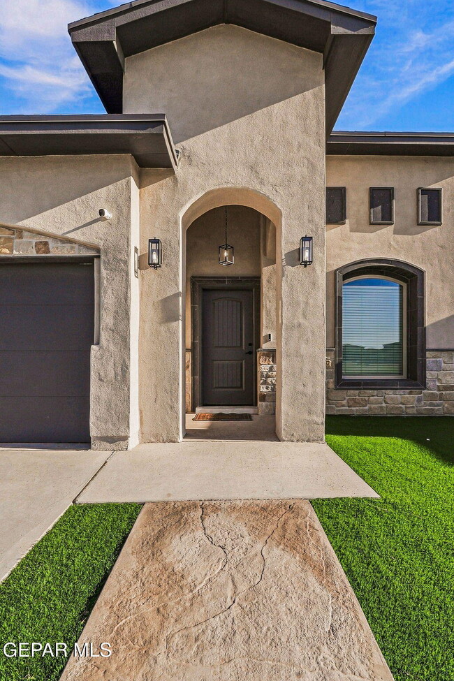 Building Photo - 7420 Norte Vly Ln