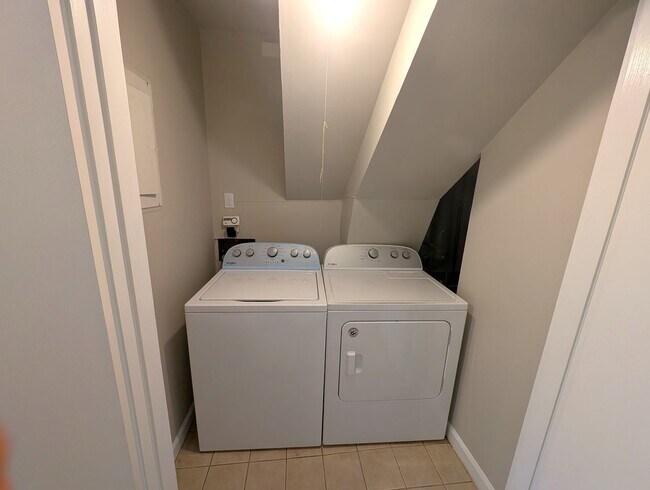 Building Photo - Charming split level home located in the Spring Valley Community in the South Park area of Charlo...