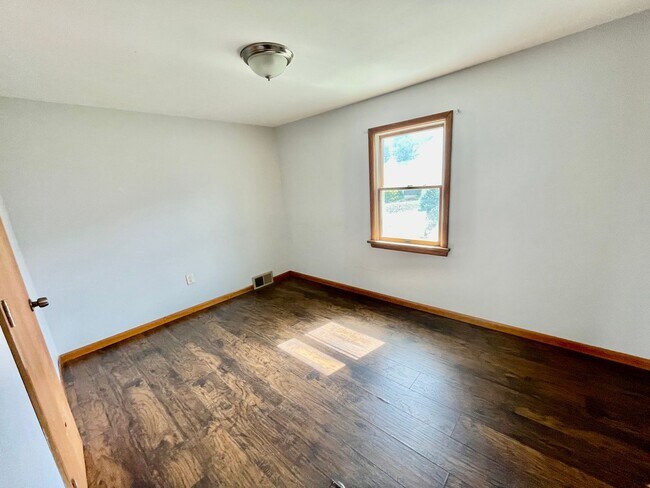 Building Photo - Coraopolis 3 Bedroom, 2 Bath House with De...