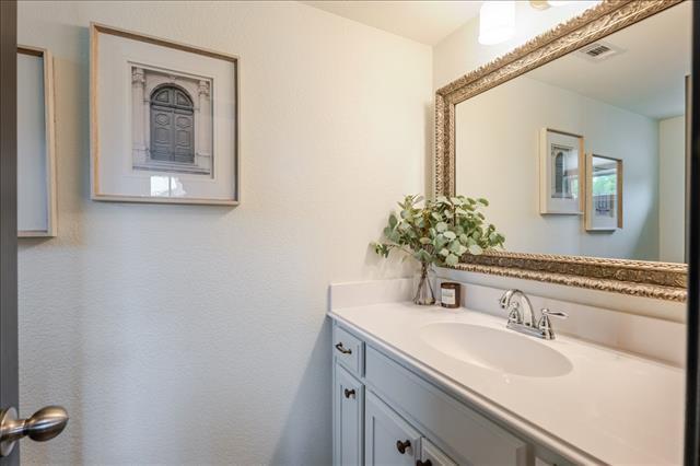 Building Photo - 560 Inwood St