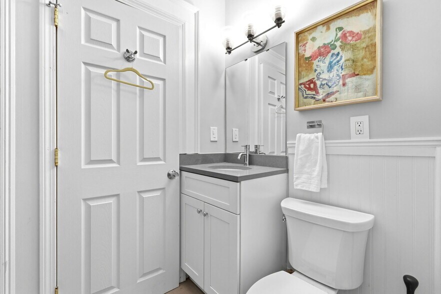 Building Photo - 722 E 2nd St