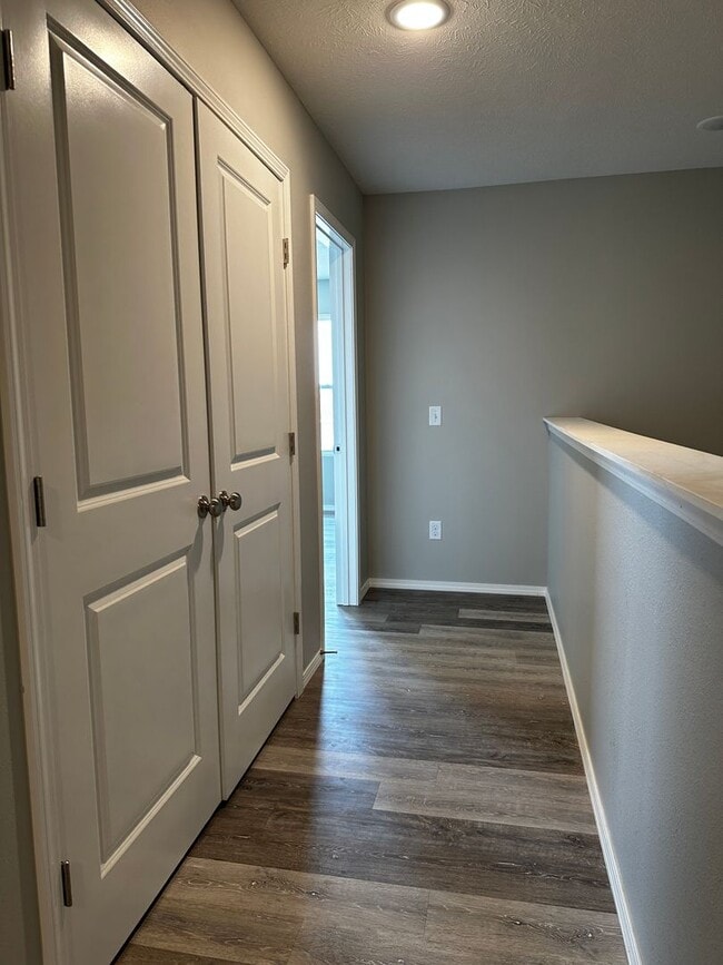 Building Photo - Fenced 3 bedroom home-Westbury Gardens!