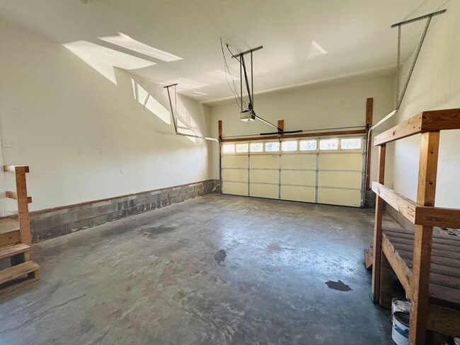 Building Photo - 200 Meadow Dr NW
