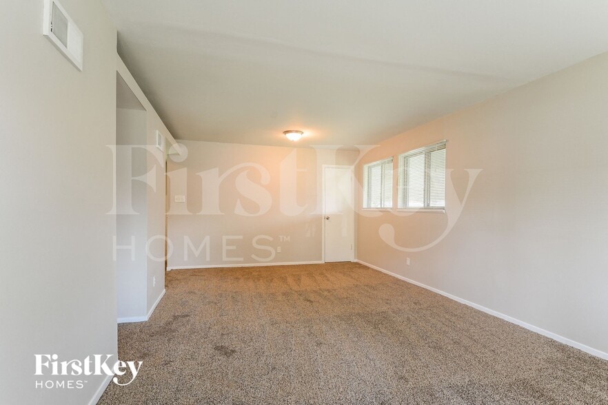 Building Photo - 755 Tyson Dr