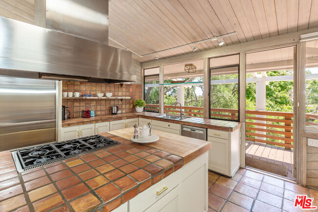 Building Photo - 28818 Selfridge Dr