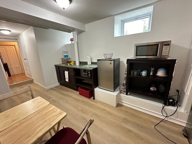 Building Photo - 14 Ashfield St