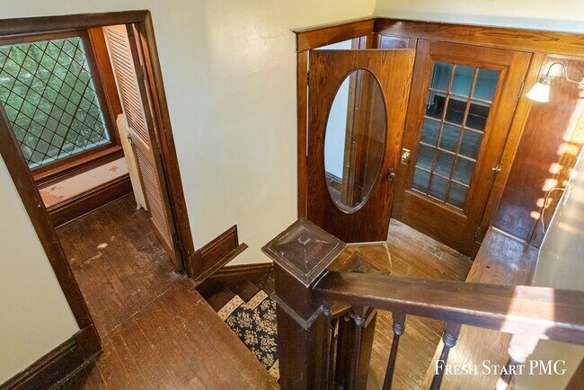 Building Photo - Spacious 3-Bedroom Haven with Sunroom & Wa...