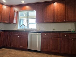 Building Photo - No Brokers Fee, In-Unit Laundry, Eat-in Kitchen, Large bedrooms, 3 Full Bathrooms