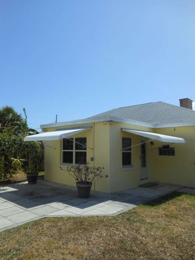 Building Photo - CHARMING 2 BEDROOM, 1 BATH HOME 3 BLOCKS F...