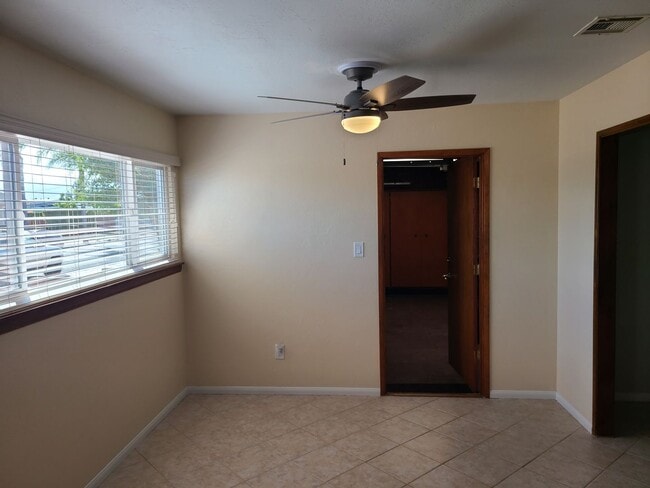 Building Photo - Spacious 4 bed 2 bath + 2 car garage & lar...