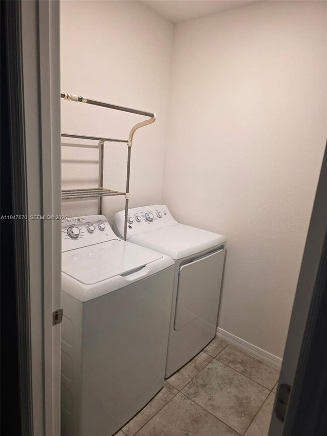 Building Photo - 982 SW Commonwealth Rd