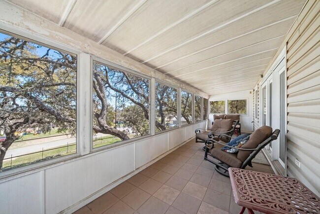 Building Photo - 2033 Lakeview Dr
