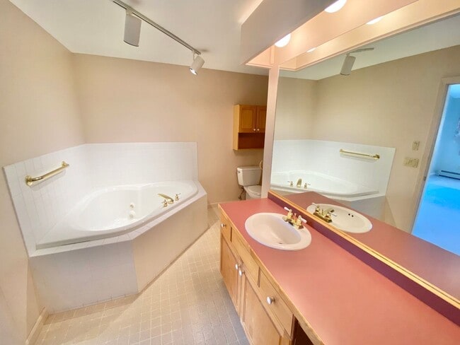 Building Photo - 3 Bedroom 2.5 Bathroom Condo in Williston