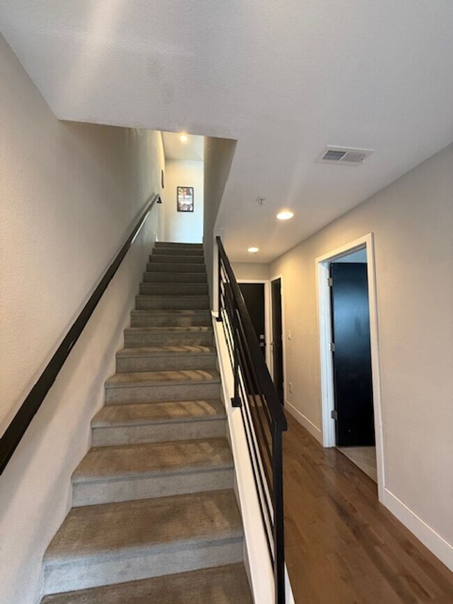 Building Photo - Modern 3 bed, 3.5 bath Townhome Blocks fro...