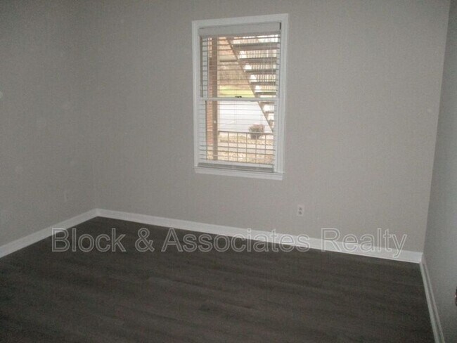 Building Photo - 302 Windsor Manor Way
