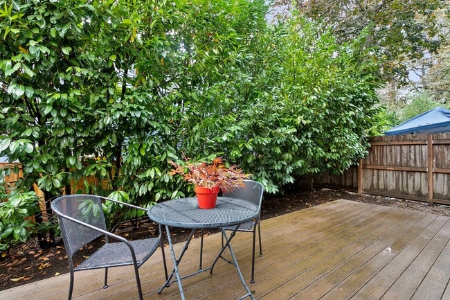 Building Photo - Beautiful 4-bdr/2.5 bath Hillsboro home w/ fireplace near nature area, Intel, Nike, and more