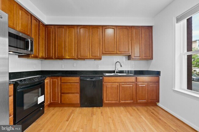 Building Photo - 610 Irving St NW