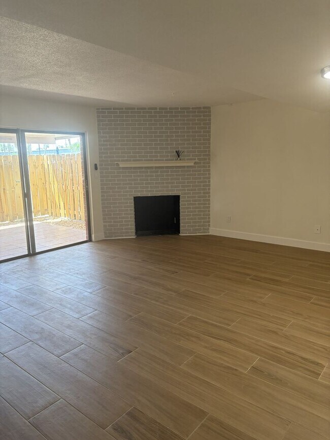 Building Photo - 2250 S Palmetto Ave